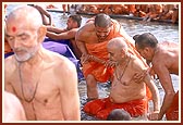 Swamishri rises after the holy dip