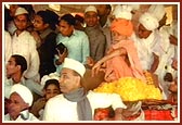 Shastriji Maharaj during shilanyas assembly