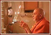 Swamishri performs the rajbhog arti on arrival