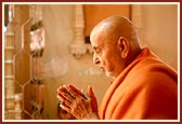 Swamishri engrossed in darshan