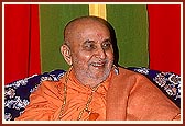 Swamishri blesses the welcome assembly