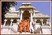 Swamishri descends the mandir steps after darshan