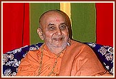 Swamishri blesses the welcome assembly