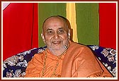 Swamishri blesses the welcome assembly