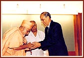Swamishri meets a local dignitary