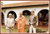 Swamishri with devotees in Newcastle