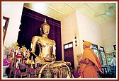 Swamishri engaged in darshan of the murti of Buddha at the famous Vat-Fa Thong pagoda