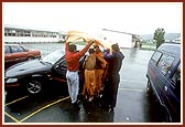 Swamishri continues his vicharan despite rain and wind