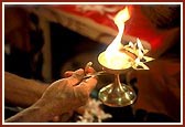 Swamishri performs the mahapuja arti