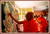 Swamishri performs murti pratishtha rituals
