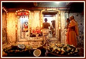 Swamishri engrossed in darshan during the arti at the Ganesh Mandir