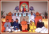 Swamishri blesses the drama cast