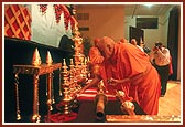 Swamishri performs pujan of the kalashas and flagpoles to be placed on the mandir domes