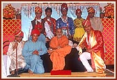 Swamishri blesses the cast of the drama 'Abhaysinh'