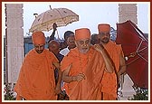 Swamishri prepares to enter the mandir
