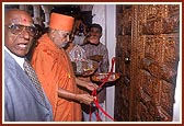 Swamishri performs the traditional Vedic ceremony before entering the mandir for the first time