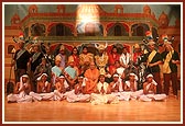 The entire cast with Swamishri