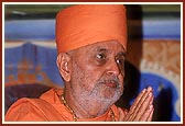 Swamishri bids 'Jai Swaminarayan' to devotees after the assembly