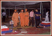 Swamishri inspects the preparation for the murti pratishtha yagna in the yagna mandap