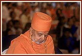 Swamishri performs the yagna arti 