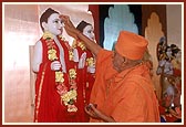 Swamishri performs pujan of Bhagwan Swaminarayan and Aksharbrahma Gunatitanand Swami