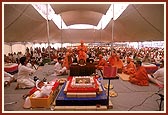 Swamishri blesses the yagna assembly