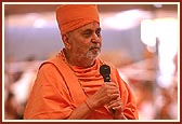 Swamishri blesses the yagna assembly