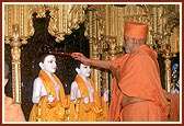 Swamishri performs the murti pratishtha rituals