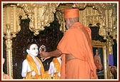 Swamishri performs the murti pratishtha rituals