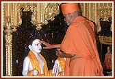 Swamishri performs pujan of Bhagwan Swaminarayan and Aksharbrahma Gunatitanand Swami
