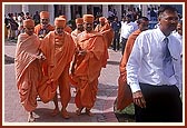 Swamishri takes a tour of the mandir complex under construction