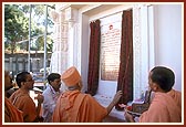 Swamishri unveils the commemorative plaque on the occasion of the murti pratishtha