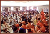 Swamishri and devotees perform the murti pratishtha arti