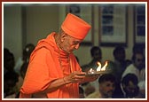 Swamishri performs arti