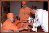 Swamishri blesses H.E. J. Kipgen - the High Commissioner of India to New Zealand