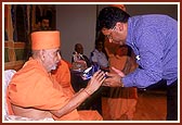 Swamishri blesses Shri Pradeep Singh - the Consul General of India