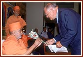 Swamishri blesses the Deputy Mayor of Auckland, Mr. David Hay