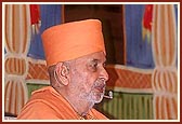 Swamishri blesses the murti pratishtha assembly