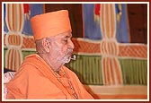 Swamishri blesses the murti pratishtha assembly
