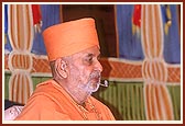 Swamishri blesses the murti pratishtha assembly