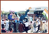 Devotees dancing and rejoicing around the murtis of Shri Akshar Purushottam Maharaj