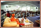 Swamishri performs arti at the end of the yagna ceremony