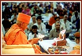 Swamishri performs arti at the end of the yagna ceremony