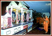 Swamishri doing darshan of the old murtis