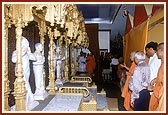 Swamishri inspects the new sinhasan and murtis to be installed