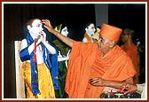 Swamishri performs pujan of the new murtis to be installed in the mandir