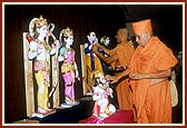 Swamishri performs pujan of the new murtis to be installed in the mandir