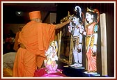 Swamishri performs pujan of Shri Shiv Parvatiji