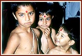 Swamishri blesses 12 boys and youths with the yagnopavit (sacred thread)