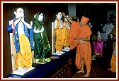 Swamishri performs pujan of the new murtis to be installed in the mandir